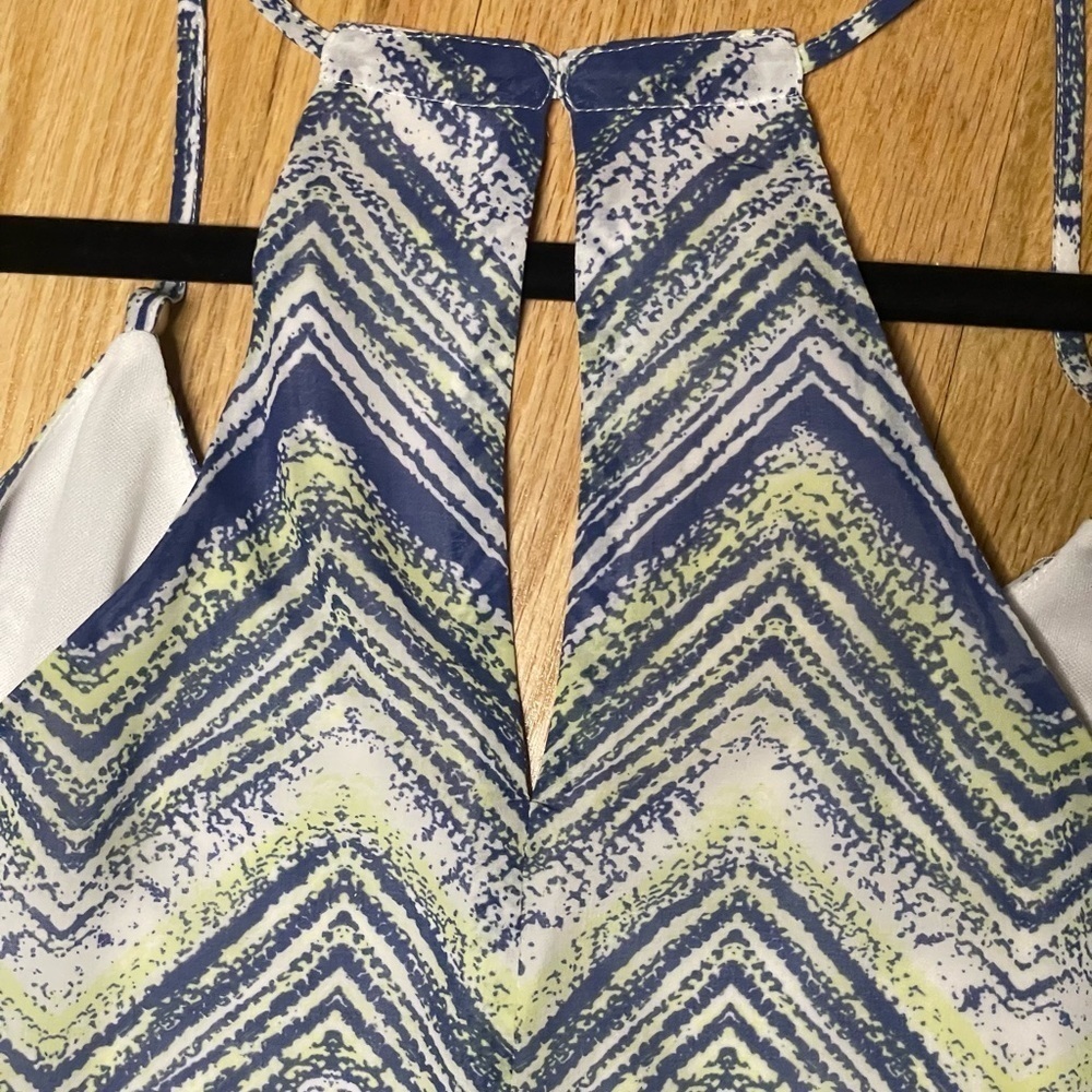 Guess V-Neck Keyhole Back Tank Top Racerback Size Medium - Picture 4 of 10